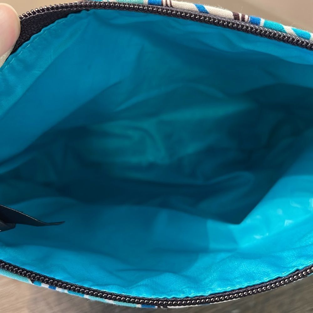 Vera Bradley Beach Crossbody in Go Fish Blue Pattern New with Tags - Picture 12 of 16